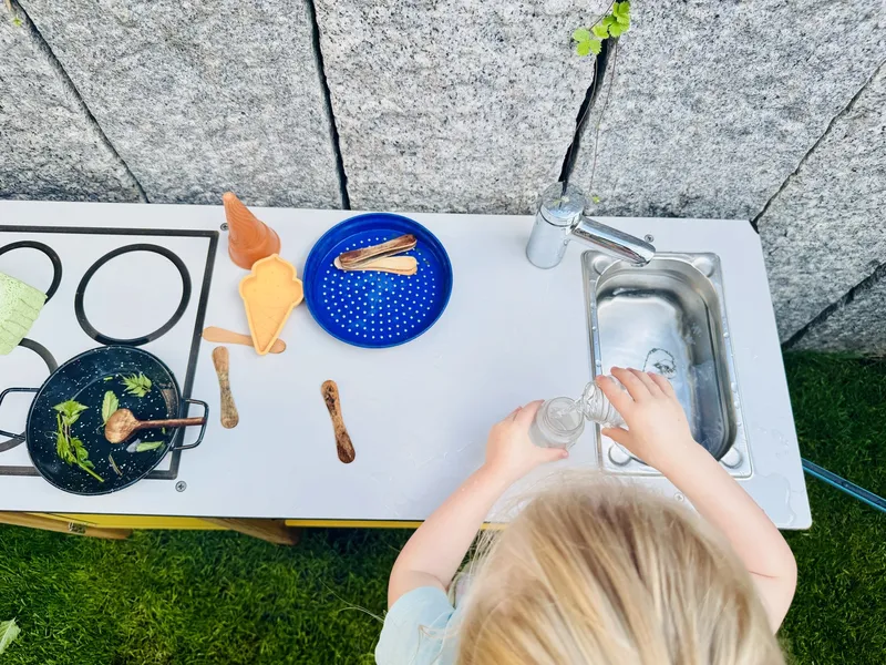 Matschküche für Kinder: Vorteile, Erfahrungen & warum sie sich lohnt