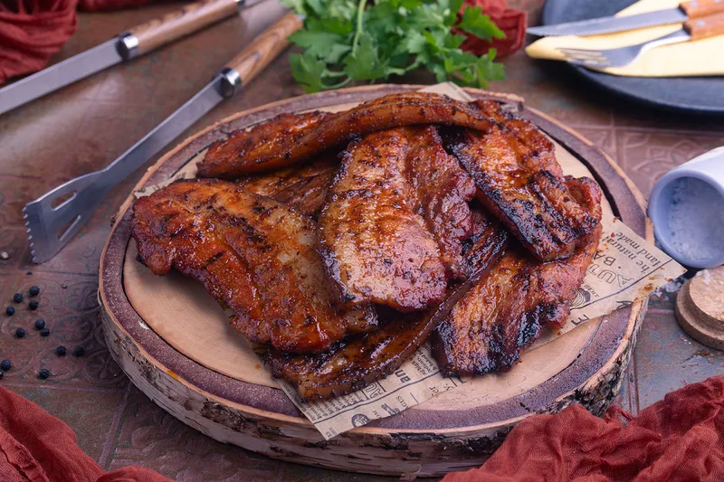 Schweinebauch vom Grill mit karamellisierter BBQ-Glaze