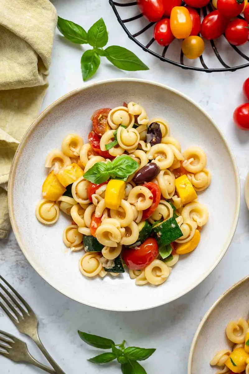 Nudeln mit Zucchini und Tomaten