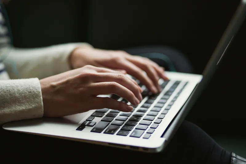 Digitale vs. papieren beëdigde vertaling: wat accepteren instanties tegenwoordig