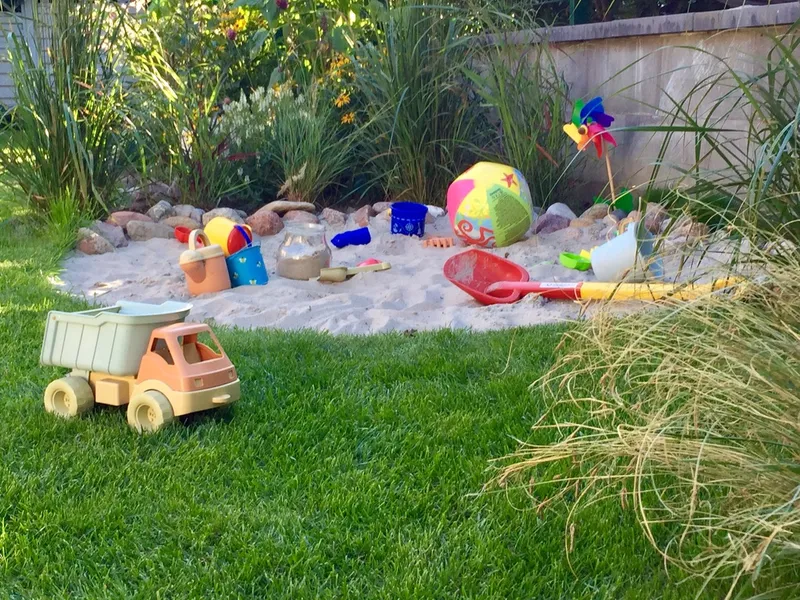 In 3 Schritten eine naturnahe Sandkiste selber bauen.