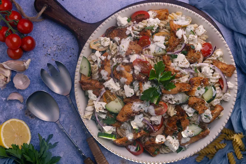 Gyros-Nudelsalat – alles, was du an Gyros liebst, in einem Salat