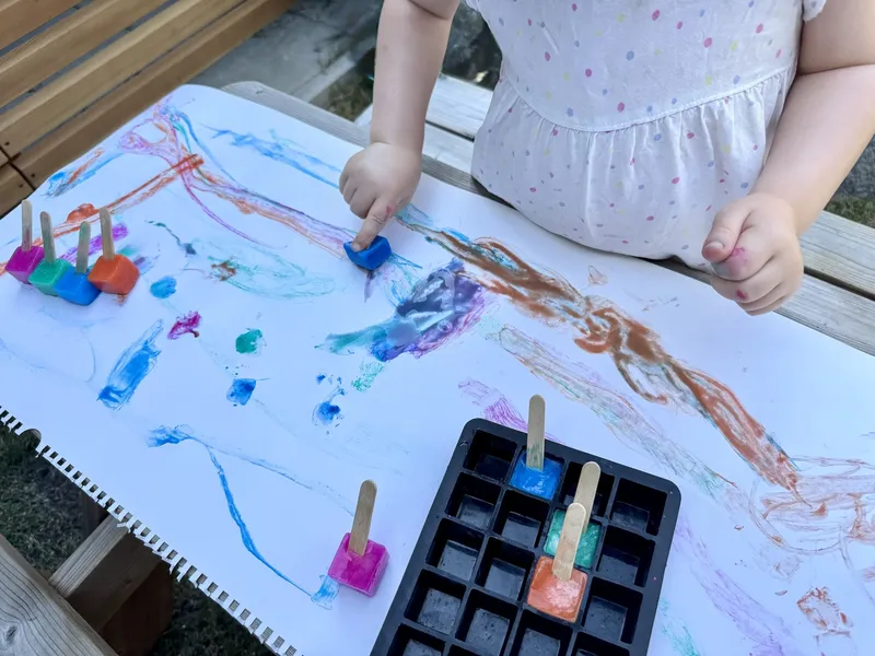 Malen mit Eiswürfeln: Geniale Kinderbeschäftigung im Sommer bei Hitze