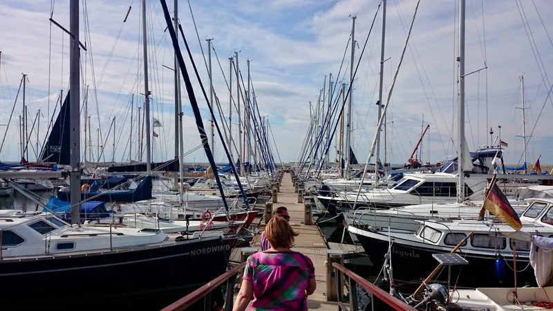 Erobere die Wellen im großartigen Yachthafen Lubmin: Dein ultimatives Wassersportparadies!