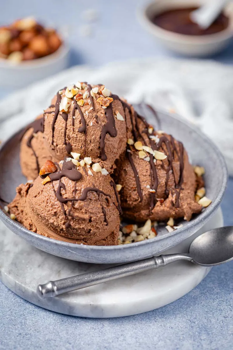 Low Carb Schoko-Haselnusseis aus der Ninja Creami