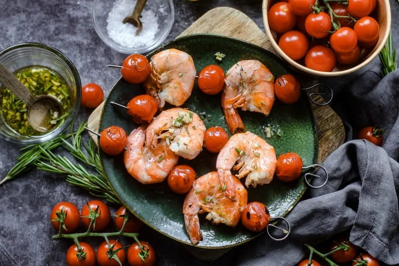 Garnelen-Spieße mit Tomaten