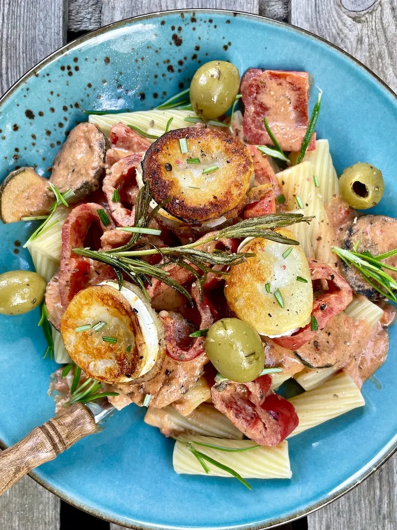 Pasta mit Ziegenkäse und Tomatensauce
