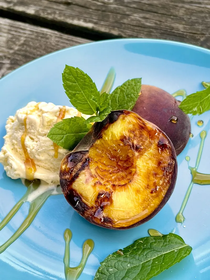 Gegrillte Pfirsiche mit Honig und Vanilleeis