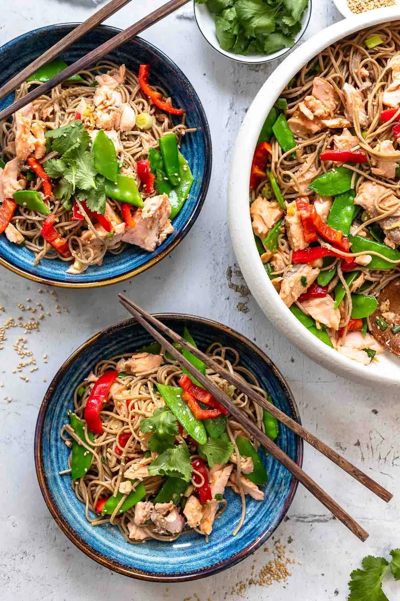 Sobanudeln mit Miso-Lachs