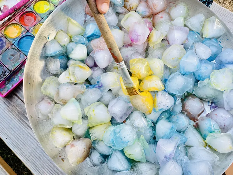 Eiswürfel bunt anmalen: Einfache Sommer-Spielidee für Kinder