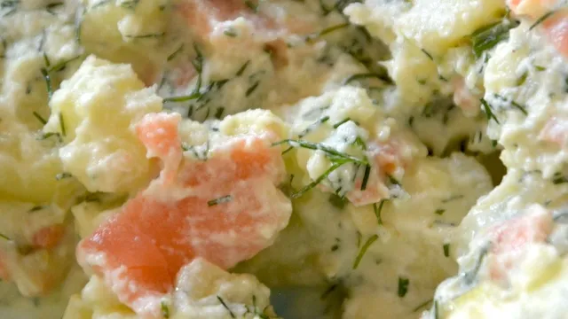 Kartoffelsalat mit Avocado und Lachsforelle