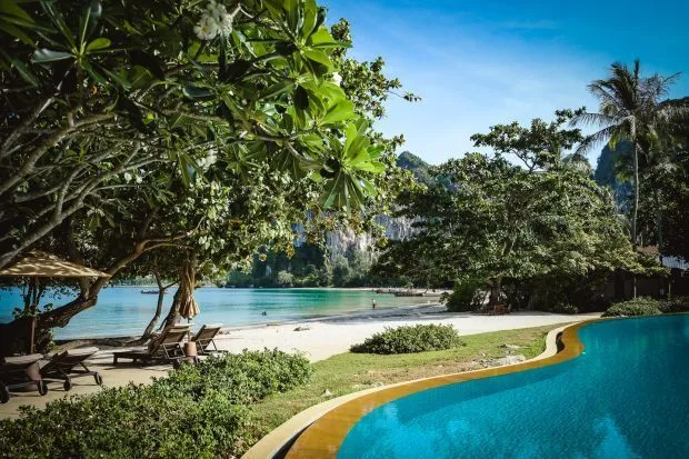 Zurück im Rayavadee, Krabi, Thailand – Luxuriöse Pavillions, Affen & Traumpool am Railay Beach
