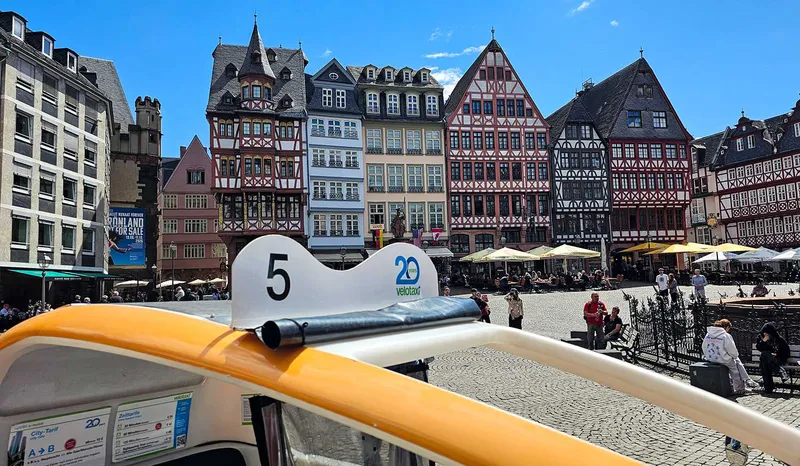 Mit dem 5er-Velotaxi durch Frankfurt
