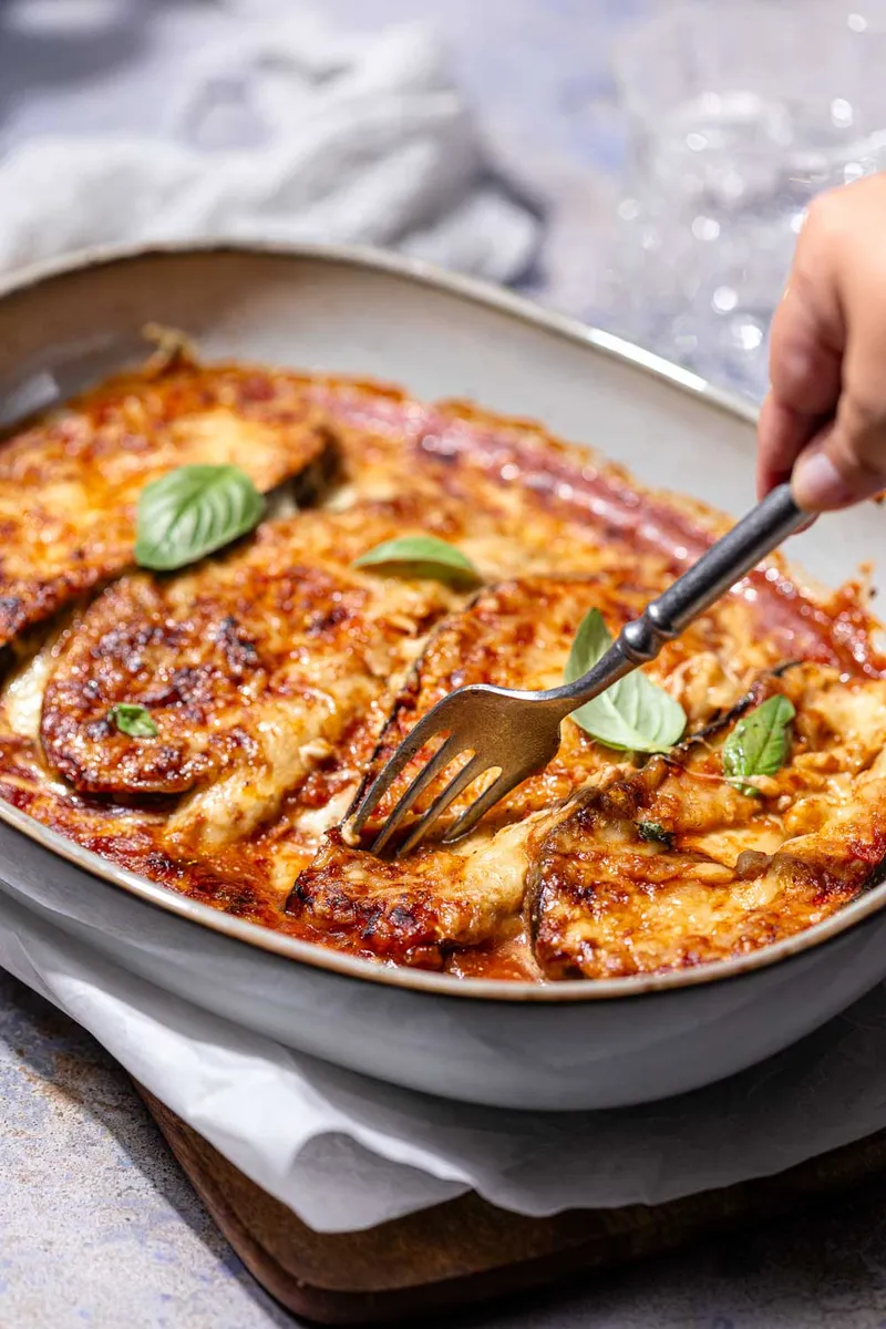 Überbackene Auberginen mit Tomatensoße – Köstliche Low Carb Beilage