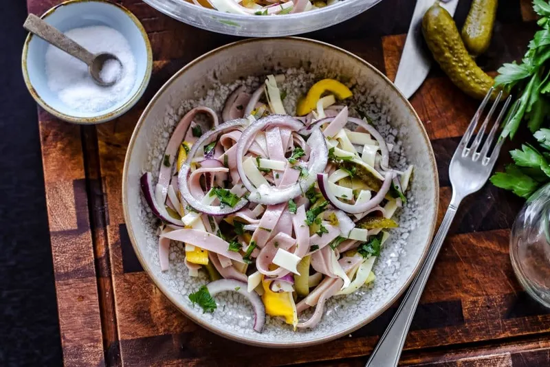 Wurstsalat mit Senfdressing – schnelle Sommerküche