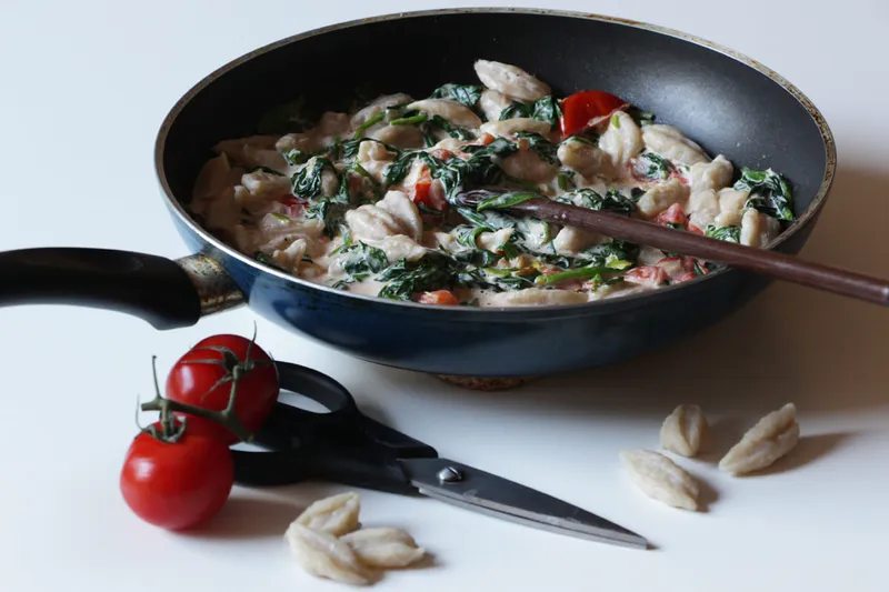 Rezept: vegane Scherenpasta in Tomaten-Spinat-Soße
