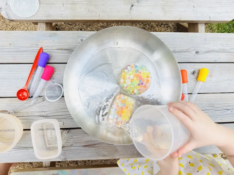 Wasserperlen einfrieren: Geniales Sommerspiel für Kinder an heißen Tagen