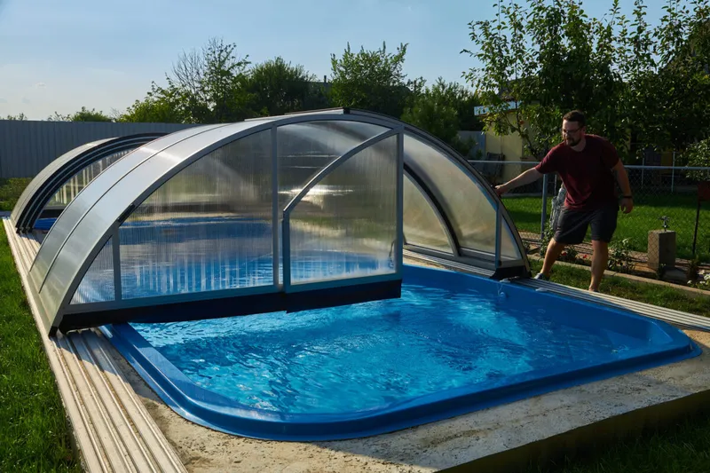 Mehr als Wetterschutz: Wie moderne Poolüberdachungen die Badesaison verlängern und Energie sparen