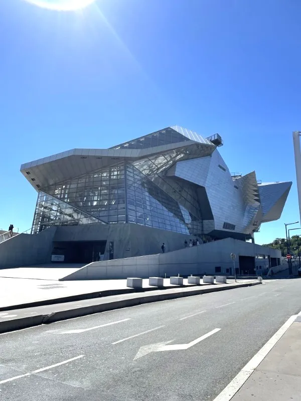 Confluences Museum Lyon: Wo Wissenschaft und Architektur verschmelzen