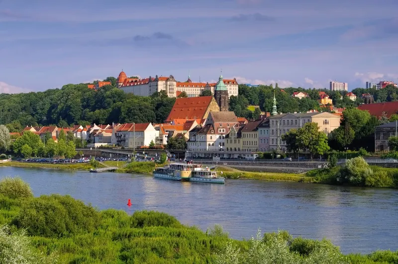 Ausflugsziel Pirna: Wo historische Romantik auf visionäres Design trifft
