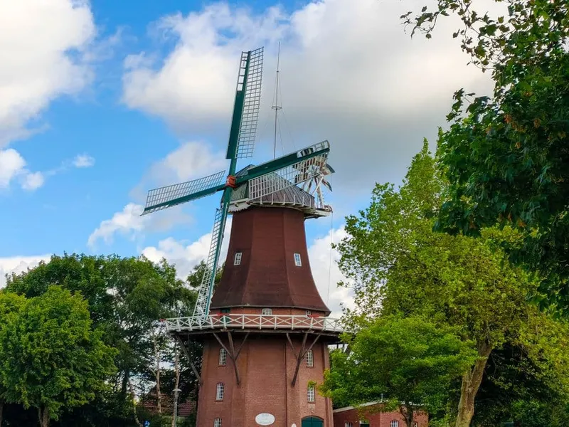 Friesische Mühlentour: Radeln zwischen Deich und Windmühlen