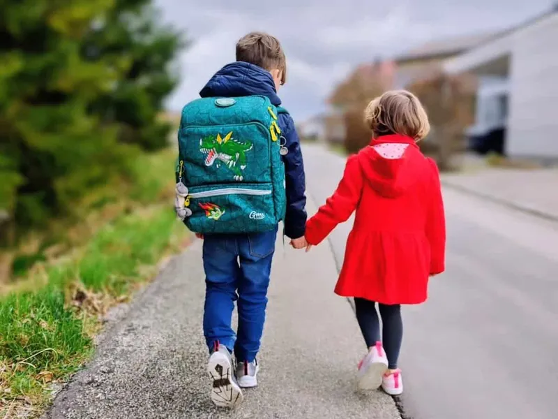 Hand in Hand – Geschwisterliebe der zwei Kleinsten