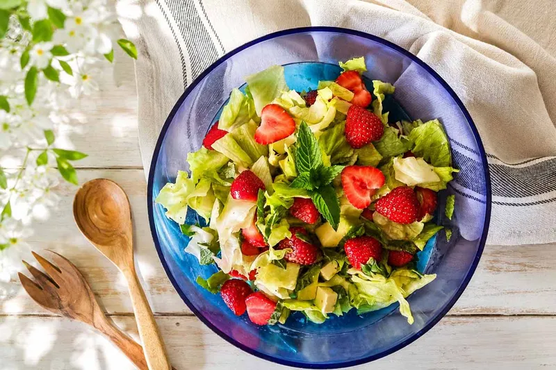 Salat mit Erdbeeren, Avocado & Feta – außergewöhnlich & lecker