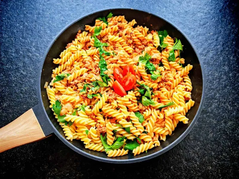 Einfache Nudel-Hackpfanne (vegan)