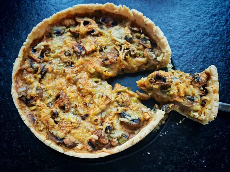 Die beste vegane Quiche im Herbst ist mit Champignons und Lauchzwiebeln