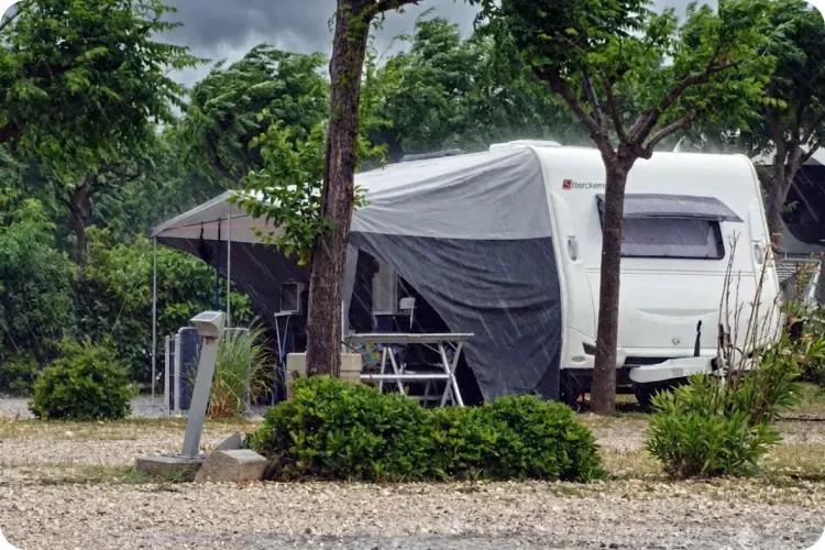 Unwetter beim Camping: So schützt dich Meteoalarm richtig