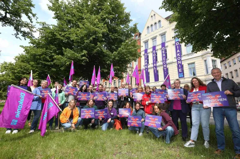 Diakonie Himmelsthür beteiligt sich an Protestaktionen gegen die Sparpläne im sozialen Bereich und sucht den Kontakt zu Bundespolitiker:innen