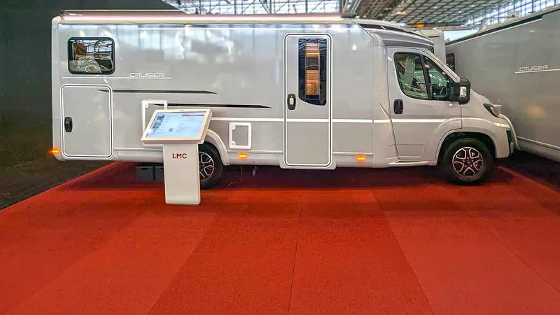 LMC Cruiser 750 EL: Schwärmer mit Raumbad und Autarkiekonzept