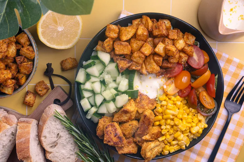 Hähnchen-Bowl mit Knusperkartoffeln