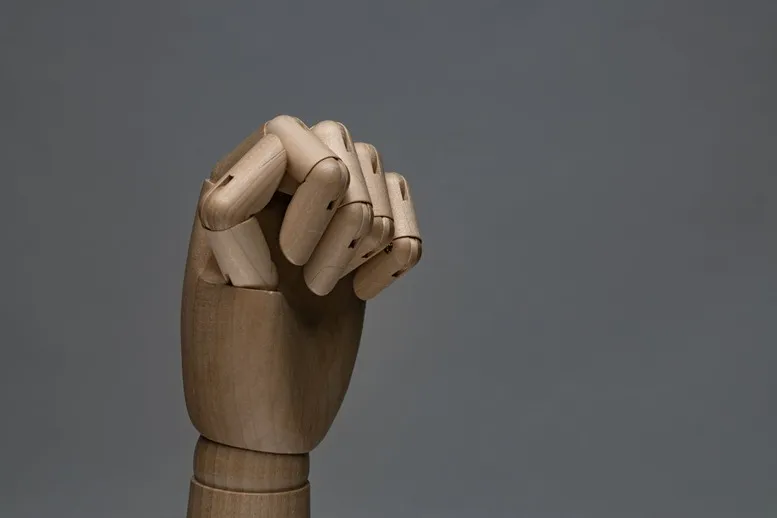 Tapen oder Schienen? Wann Sie bei einem verletzten Finger besser auf eine professionelle Fingerschiene setzen sollten
