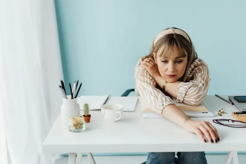 Wenn Wissen nicht heilt: Warum viele Frauen sich trotz innerer Arbeit immer weiter von sich entfernen