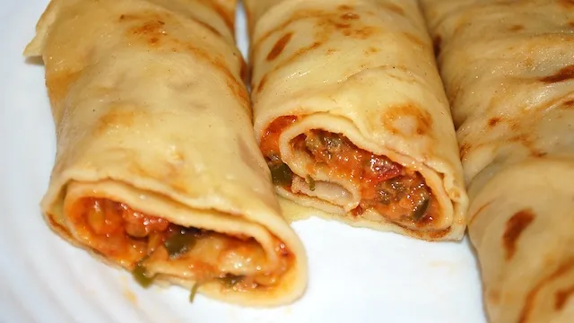 Pikant gefüllte Pfannkuchen – mit Tomaten, Pilzen und Käse