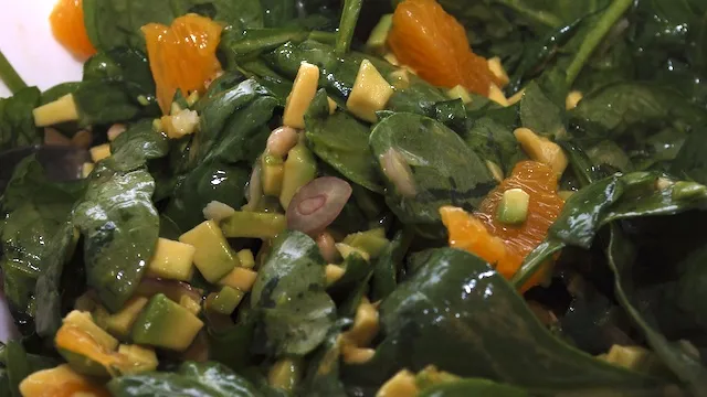 Spinatsalat mit Orangenfilets