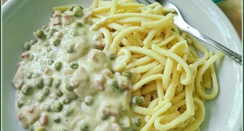 Spätzle mit Schinken - Erbsen - Sahnesauce