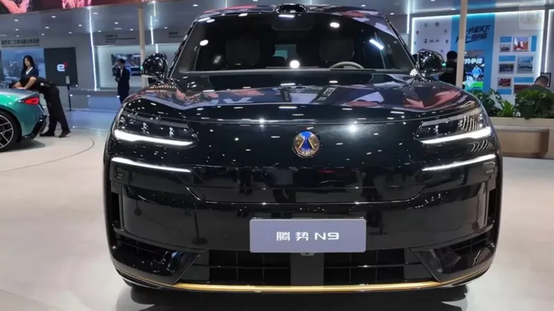 BYD Denza N9 bekommt edles Dark-Gold-Design mit echtem Goldlogo!