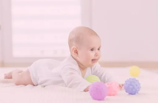Spielend die Welt entdecken – Einfache Beschäftigungsideen für Babys