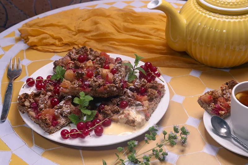 Gesunde Haferflocken-Schnitten mit Apfel und Johannisbeeren