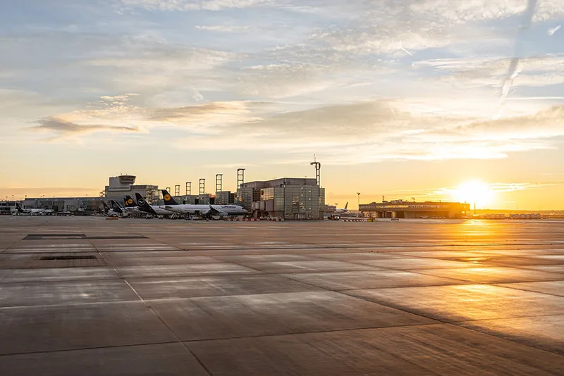 Frankfurt Airport als Ausgangspunkt für Fernreisen: Infrastruktur, Umsteigeverbindungen und Reisevorbereitung