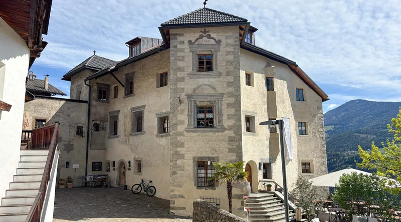 Ansitz Steinbock: Himmelbett, Historie & Hochgenuss