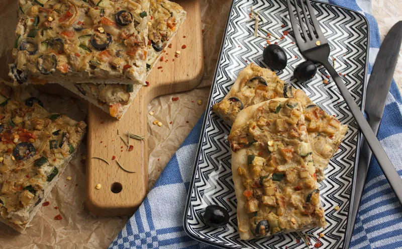 Mediterraner Zwiebel-Gemüse-Kuchen – vegan, herzhaft und backfrisch zurück!