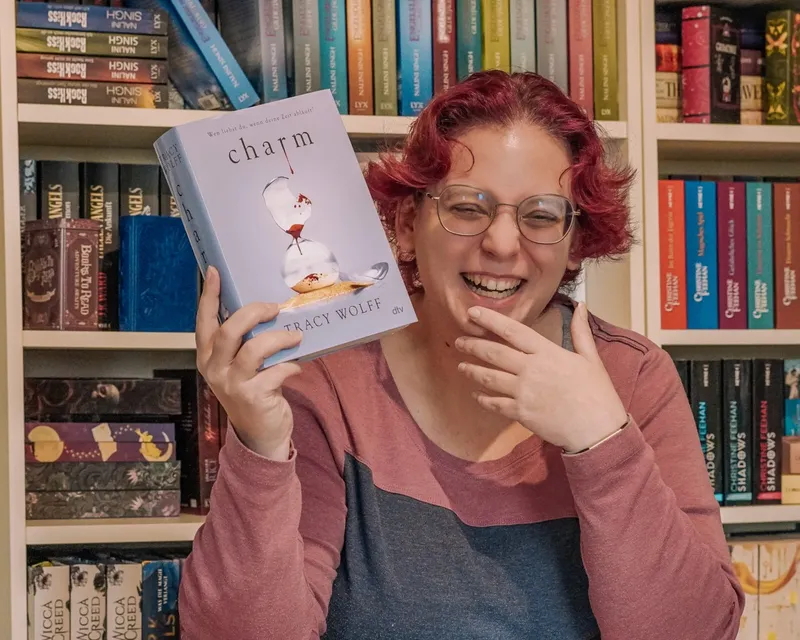 Charm (Die Katmere Academy Chroniken 5) von Tracy Wolff: Warum man Hudson Vega nach diesem Band einfach verfallen muss (Rezension)