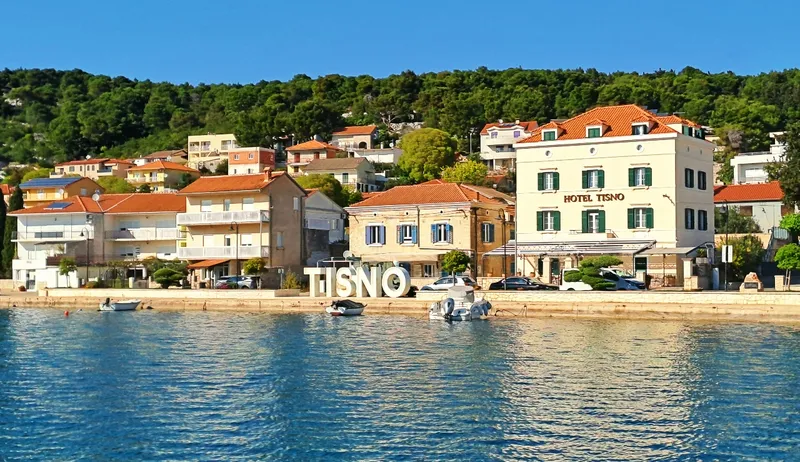 Tisno: Ein malerisches Tor zur Insel Murter