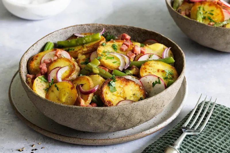 Bratkartoffelsalat Rezept: Krosser Kartoffelsalat aus Bratkartoffeln