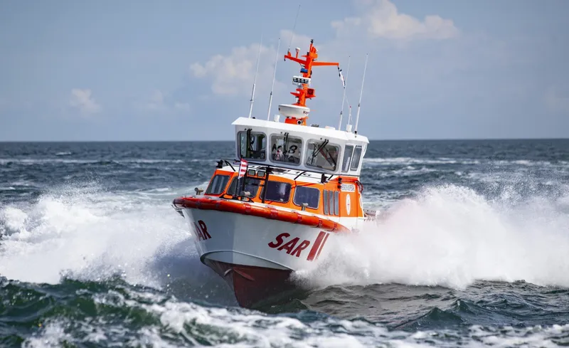 Herz-Kreislauf-Stillstand auf Motorboot: Seenotretter bringen Schwerkranken an Land