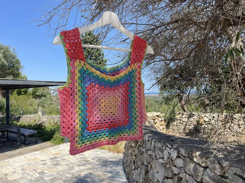 Häkeltop in Lieblingsfarbe Bunt – mein Granny-Square-Sommerprojekt