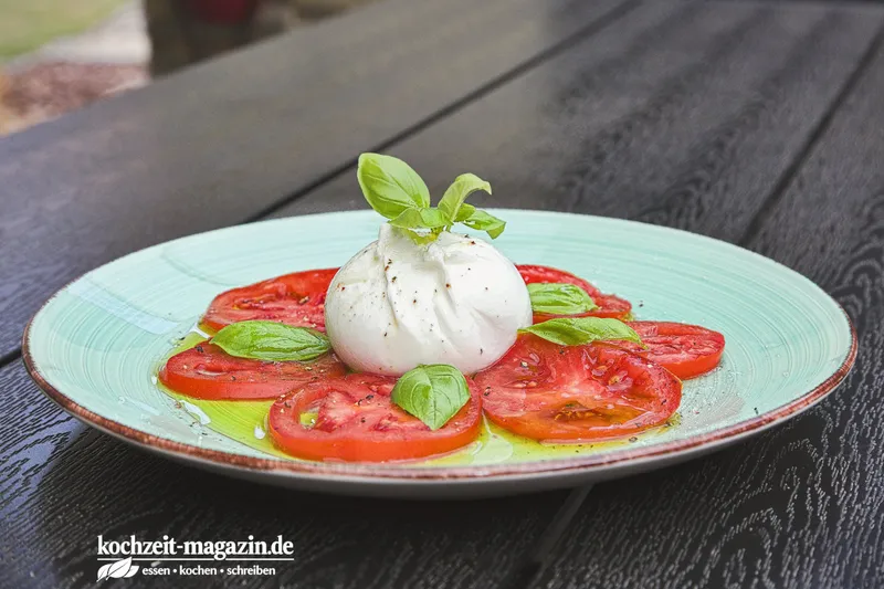 Burrata mit Tomaten, ein sommerlicher Klassiker, schnell zubereitet und erfrischend